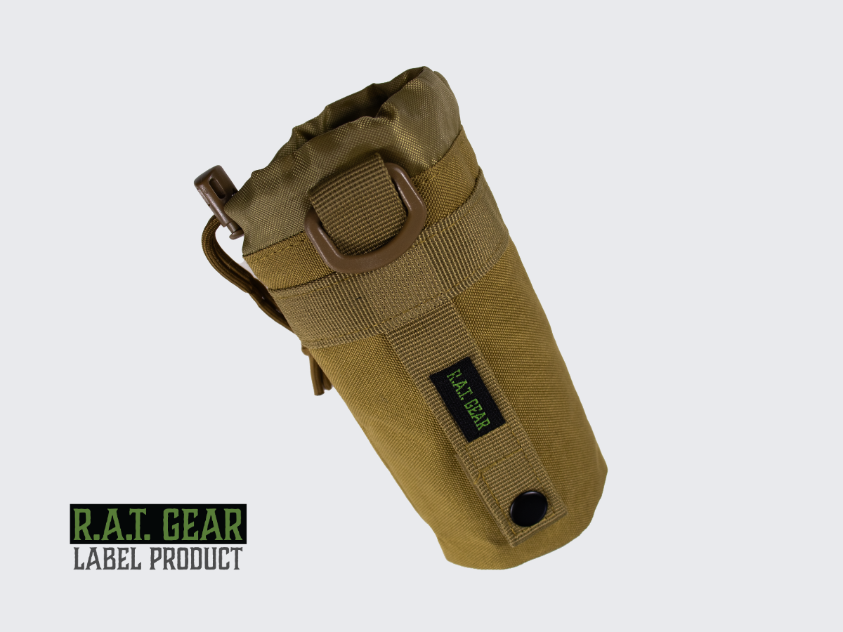 Tan värinen 0,5L juomapullotasku MOLLE kiinnityksellä PALS nauhoitukseen. Tan colored 0,5L tactical water bottle pouch with MOLLE strapping to PALS lacing.