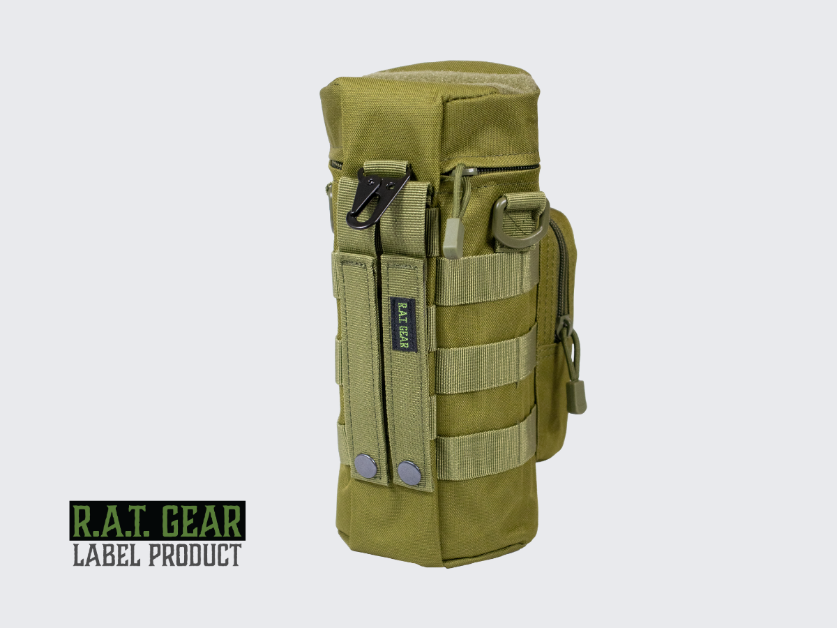 Vihreä kahden litran juomapullotasku neppareilla ja molle-kiinnityksellä pals-nauhoitukseen ja joka sopii erilaisiin kantolaitteisiin ja ulkoiluvarusteisiin. Green 2 liter tactical water bottle pouch with MOLLE snap fasteners to PALS lining.