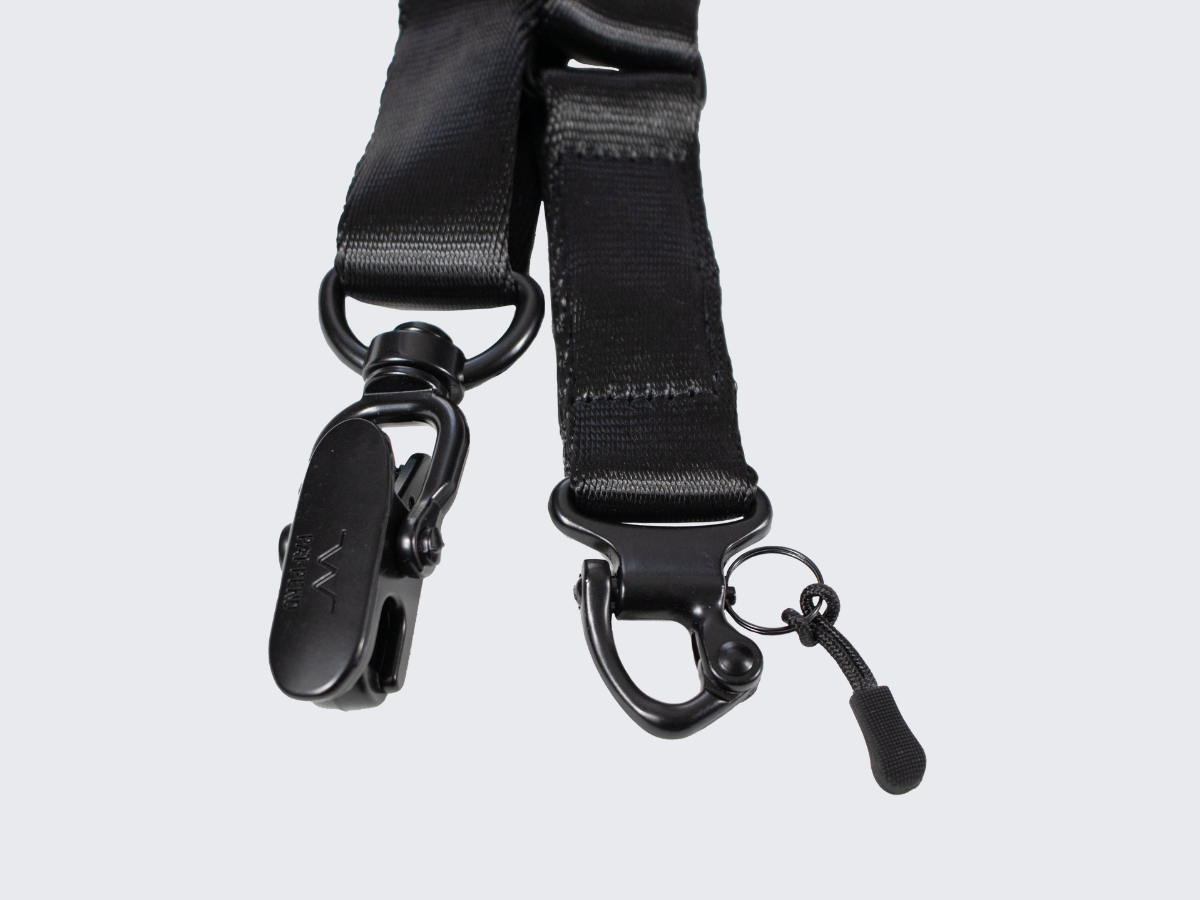 Musta asehihna kiväärille pituuden pikasäädöllä ja molempien päiden pikalukituksella toiminnallisen ammunnan ja metsästyksen harrastajille. Black rifle sling with quick length adjustment and quick locking on both ends for functional shooting and hunting enthusiasts.