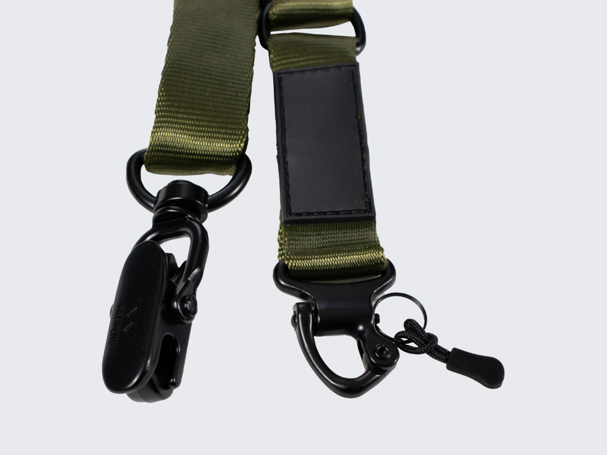 Vihreä asehihna kiväärille pituuden pikasäädöllä ja molempien päiden pikalukituksella toiminnallisen ammunnan ja metsästyksen harrastajille. Green rifle sling with quick length adjustment and quick locking on both ends for functional shooting and hunting enthusiasts.