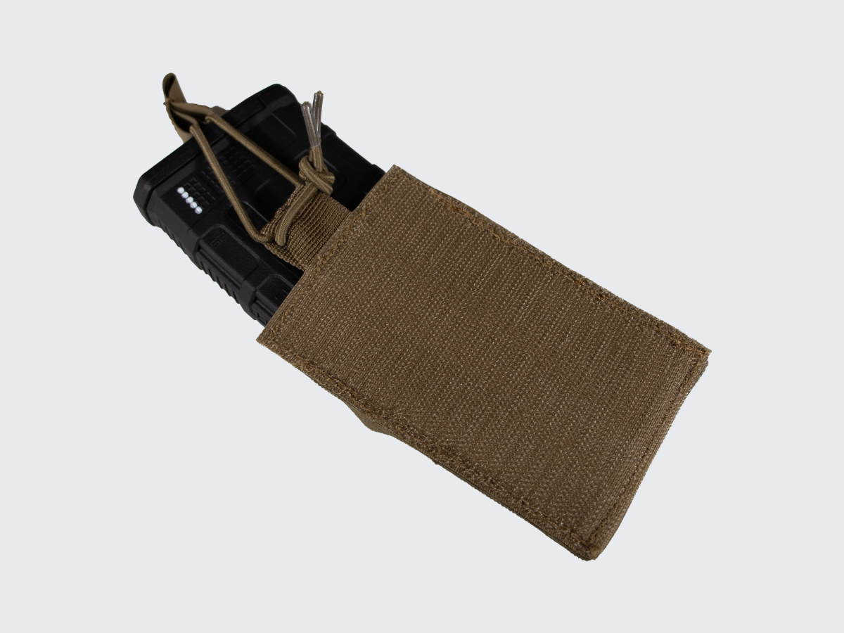 Kevyt kiväärin lipastasku AR-15 / M4 / 5.56 lippaille. Lightweight Rifle Magazine Pouch for AR-15 / M4 / 5.56 Magazines.