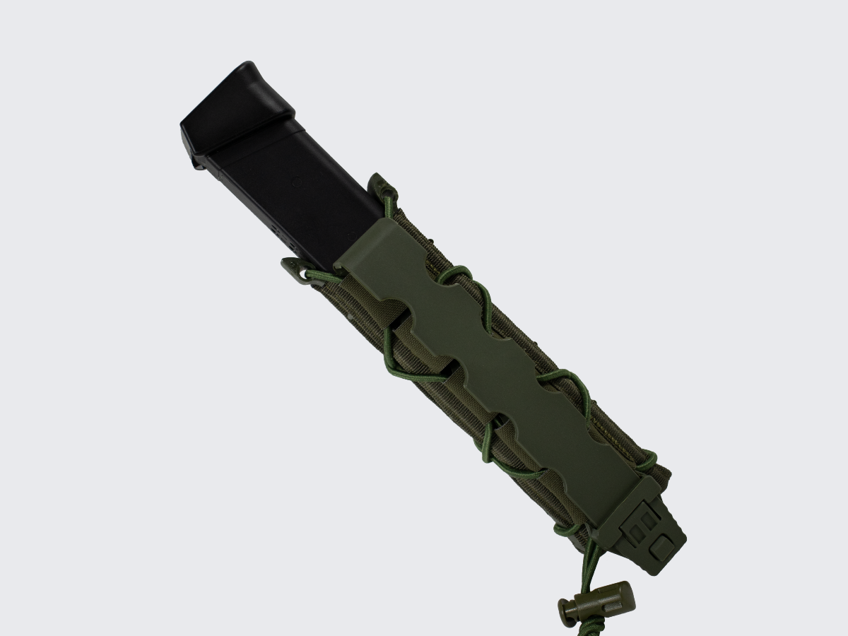 Pitkä vihreä lipastasku pitkille pistoolin tai PCC:n 9 mm lippaille. Långt grön magasinficka för långa magasin till pistol eller PCC i kaliber 9 mm. Long green magazine pouch designed for extended 9 mm pistol or PCC magazines.