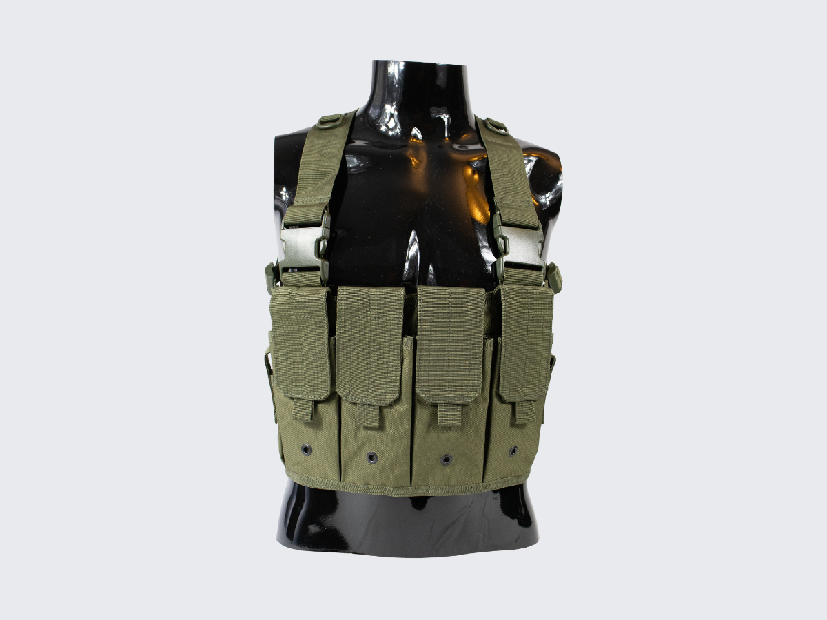 OD vihreä kantolaite neljälle kiväärin lippaalle ja kahdelle pistoolin lippaalle. OD green carrier for four rifle magazines and two pistol magazines.