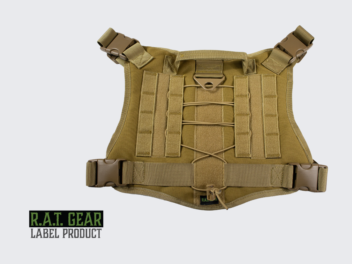 Taktiset hiekan väriset Phantom R.A.T. GEAR koiran valjaat monipuolisilla säädöillä. Tactical tan colored Phantom R.A.T. GEAR dog harness with multiple adjustments.