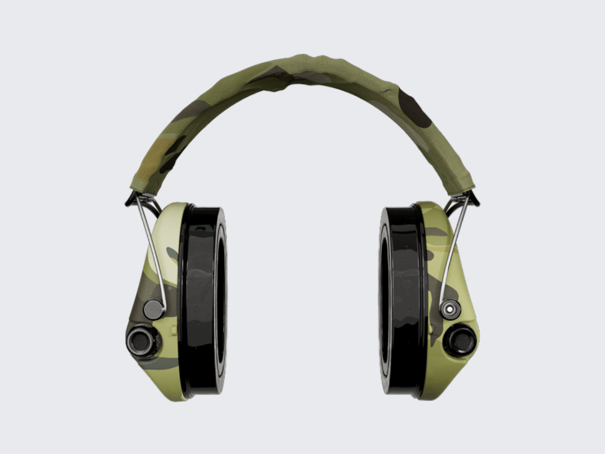 Vihreät Camo kuvioiset Sordin Supreme Pro-X LED Gel aktiiviset kuulosuojaimet Camo kuvioisella pääpannalla. Green Camo pattern Sordin Supreme Pro-X LED Gel active hearing protectors with Camo pattern headband.