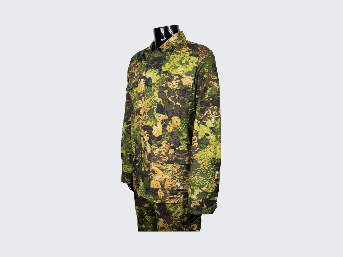 Taktinen Kenttätakki modernilla Phantomleaf®in WASP I Z3A kuviolla ja neljällä taskulla. Tactical Field Jacket with modern Phantomleaf® WASP I Z3A pattern and four pockets.