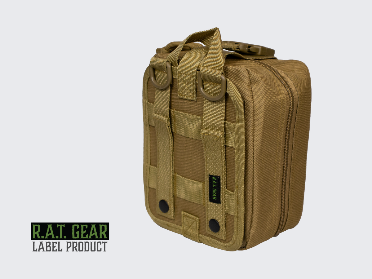 Tan värinen taktinen MOLLE ensiapulaukku tärkeimmille ensiaputarvikkeille joita tulet ikinä tarvitsemaan. Tan colored tactical MOLLE First Aid Bag for the most important first aid supplies you will ever need.