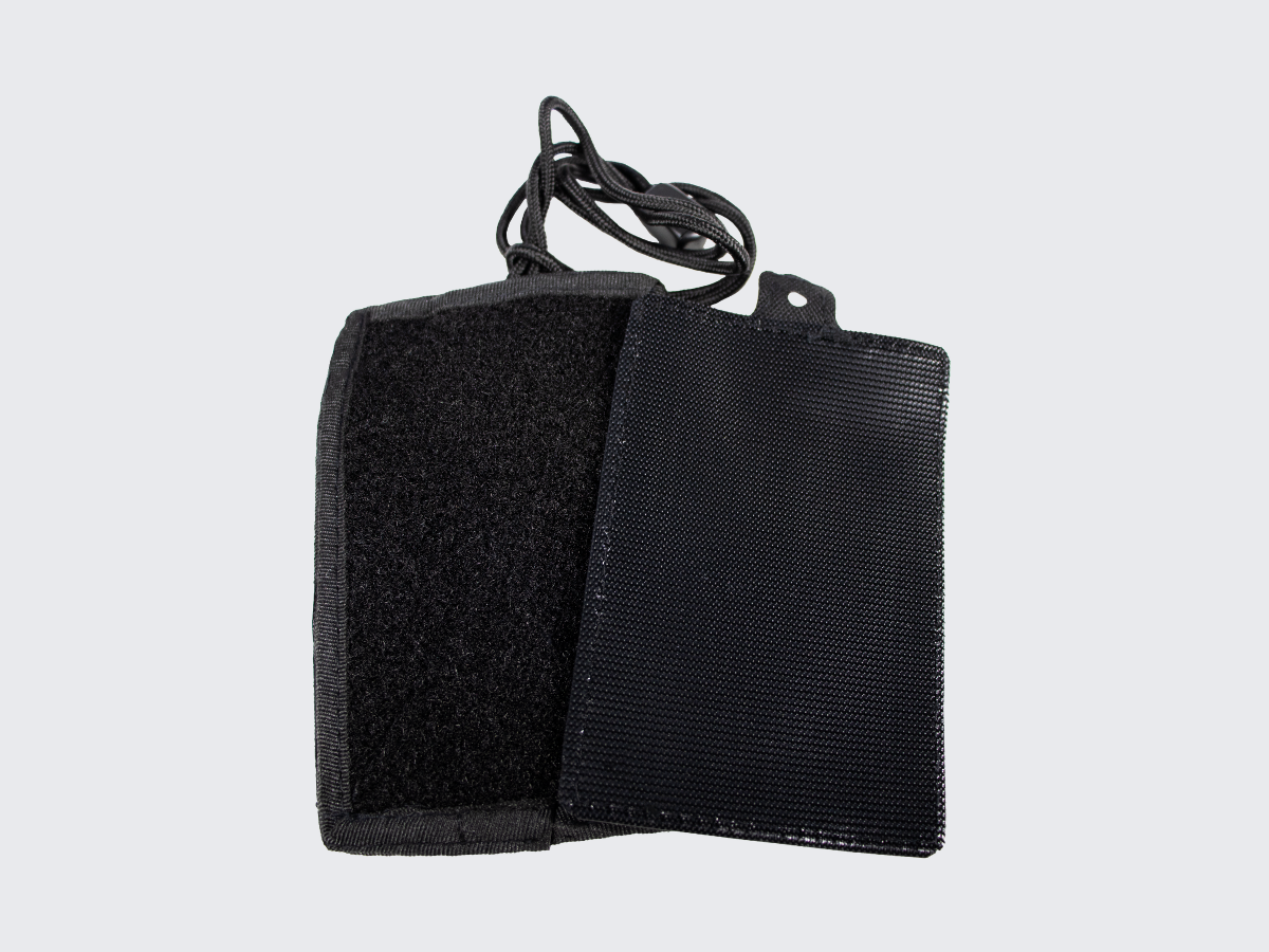 Taktinen kaulassa pidettävä korttitasku esimerkiksi henkilökorteille, pankki- ja luottokorteille. Tactical ID card pouch around the neck for e.g. identity cards, bank and credit cards.