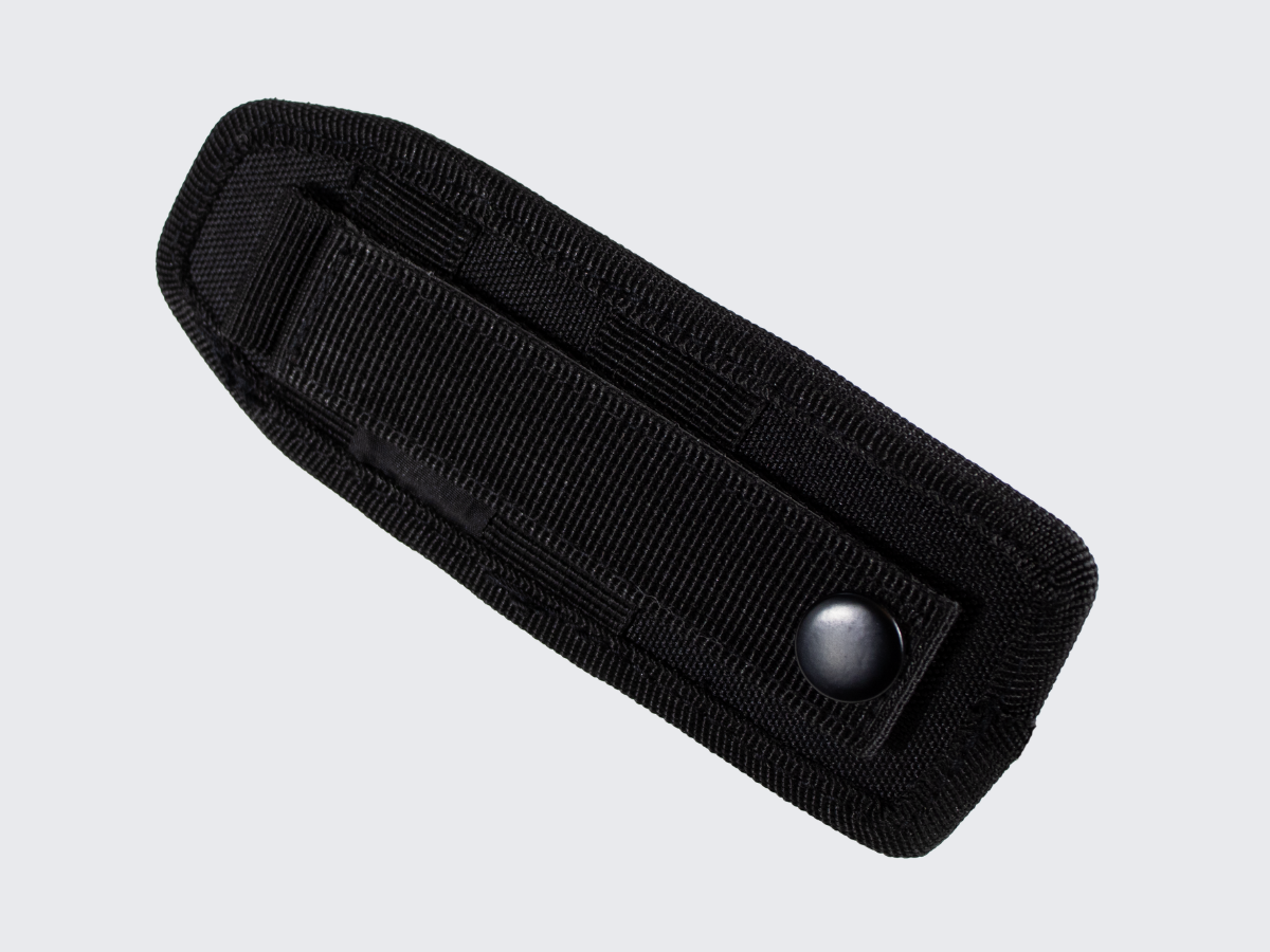 Pienikokoinen ja kevyt taskulampunpidike vartijoille ja järjestyksenvalvojille varustevyölle MOLLE kiinnityksellä. Compact and lightweight flashlight holder for guards and security personnel on their utility belts with MOLLE attachement.