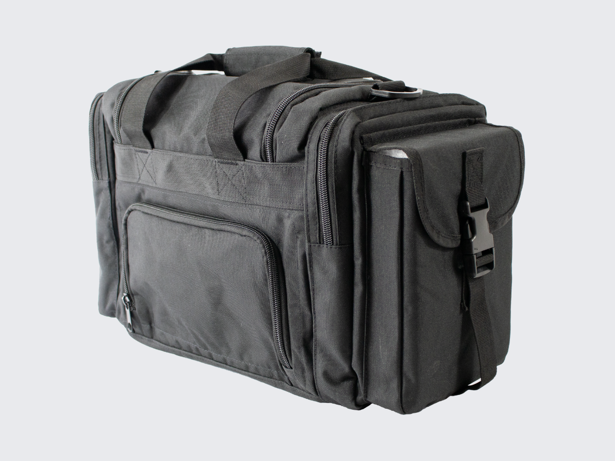 Musta kompakti varustelaukku PALS nauhoituksella MOLLE yhteensopiville varustetaskuille, usealla erillisellä suljettavalla pienemmällä sivutaskulla ja olkahihnalla. Black compact tactical bag with PALS lacing for MOLLE compatible gear pouches, multiple separate closable smaller side pockets and shoulder strap.