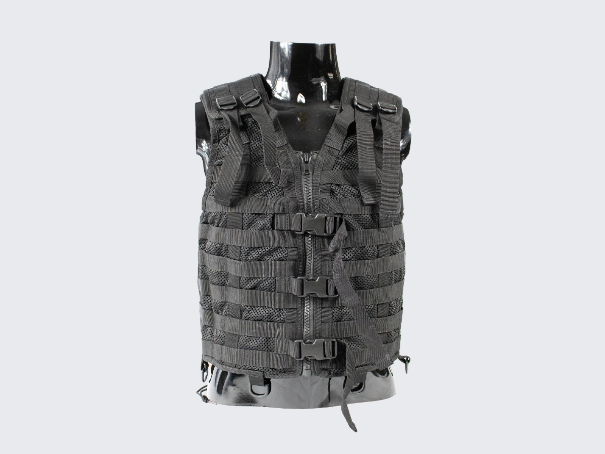 Musta varusteliivi PALS nauhoituksilla MOLLE yhteensopiville varustetaskuille ja varusteille. Black tactical vest with PALS lacing for MOLLE compatible equipment pouches and accessories.