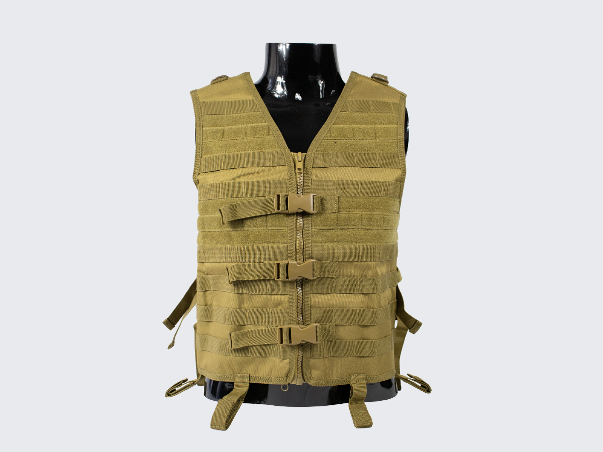 Coyote värinen taktinen varusteliivi PALS nauhoituksilla, Hook & Loop paneeleilla ja monipuolisilla säätömahdollisuuksilla. Coyote colored tactical equipment vest with PALS lacing, Hook & Loop panels and versatile adjustment options.