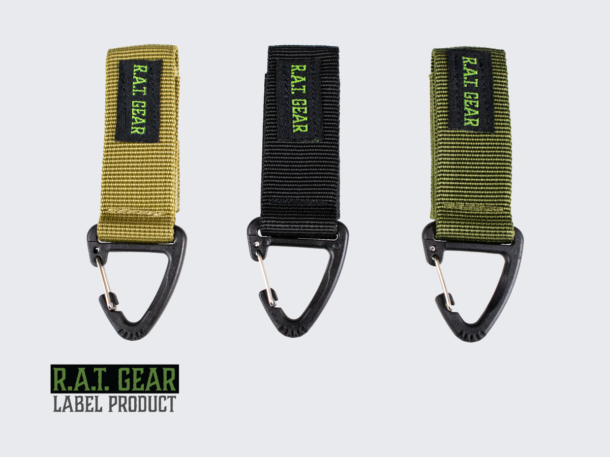 MOLLE-varustepidike tarranauhakiinnityksellä varustevöiden, reppujen, taisteluliivien tai muiden kantolaitteiden PALS-nauhoitukseen. MOLLE accessory buckle holder with Velcro fastening for equipment belts, backpacks, combat vests, or other carrying devices with PALS webbing.