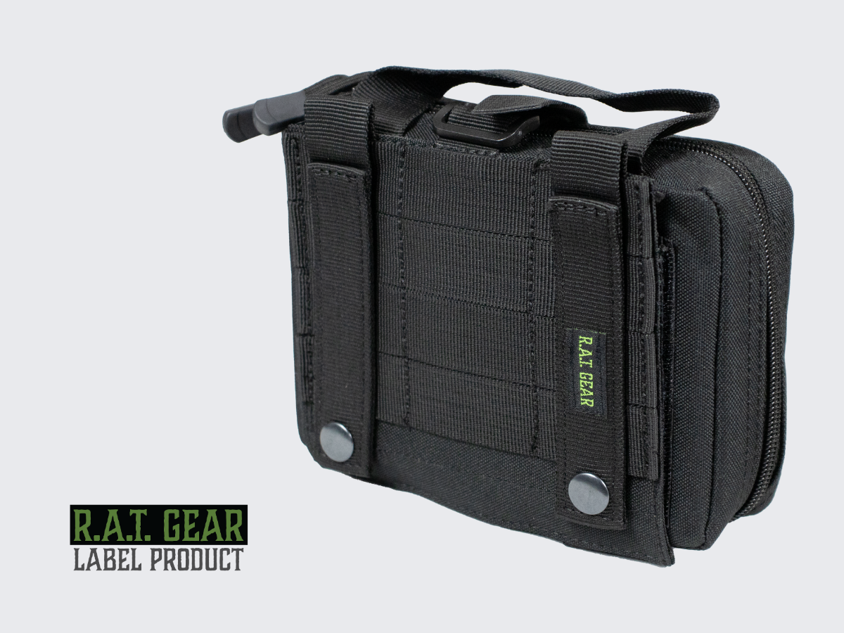 Musta RG-12 taktinen varustetasku irrotettavalla takapaneelilla ja monipuolisilla sisäpuolen kiinnitysahdollisuuksilla. Black RG-12 tactical gear pouch with removable back panel and versatile interior attachment options.