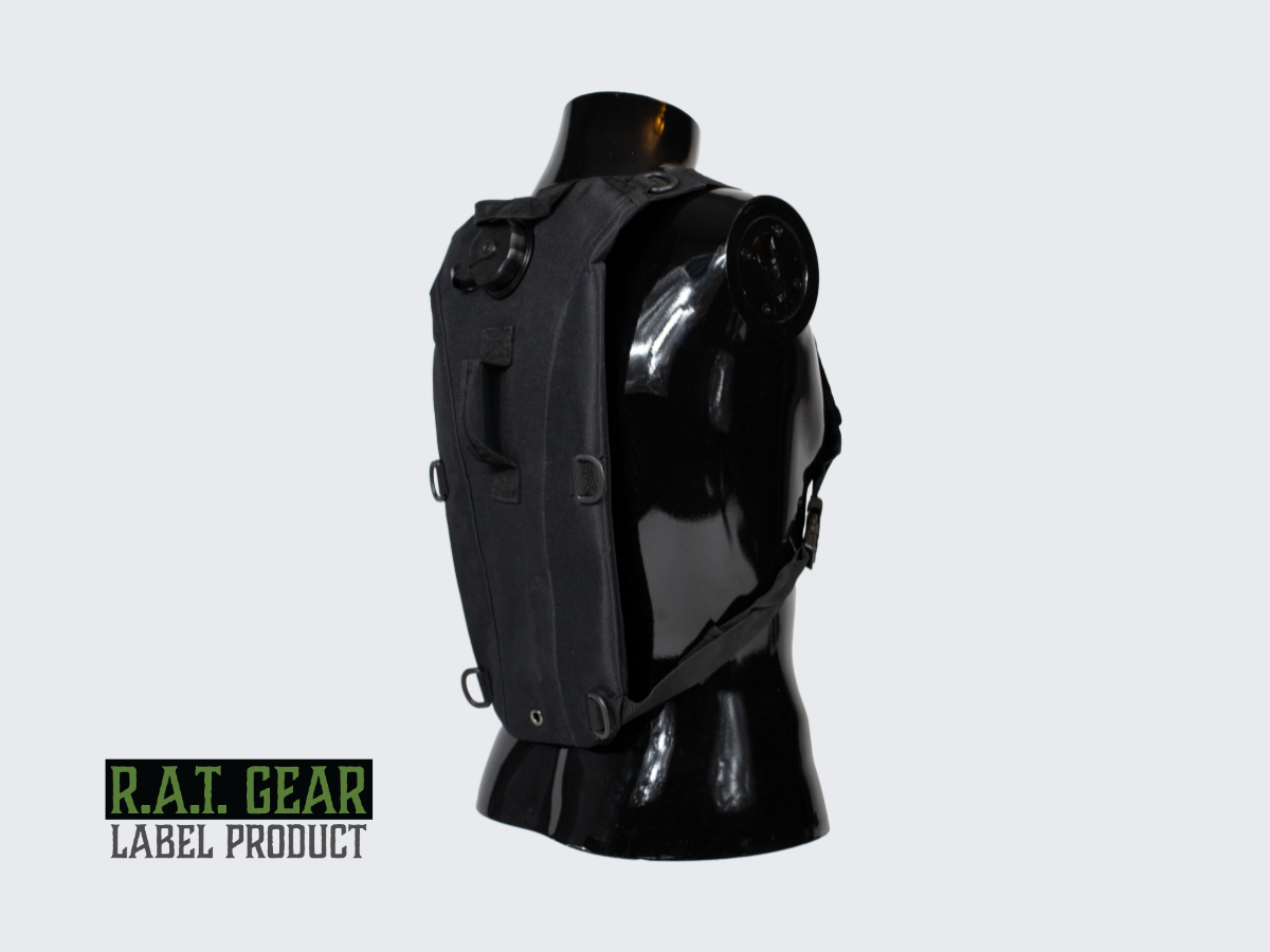 Kevyt, hinta / laatusuhteeltaan erinomainen musta Juomareppu TANK 2.5 retkeilyyn ja harrastuksiin 2,5 litran juomarakolla. Lightweight, excellent price/quality ratio black hydration backpack TANK 2.5 for camping and hobbies with 2,5 liter water bladder.