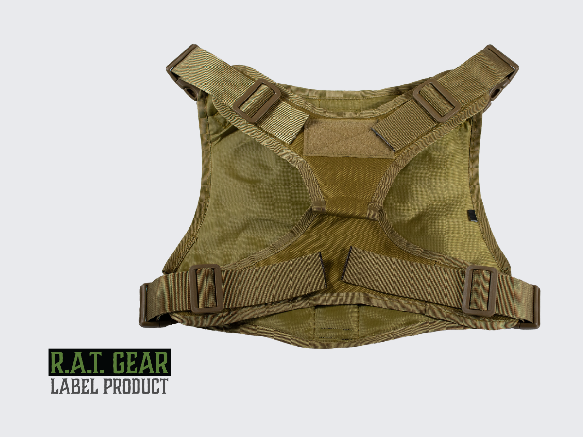 Taktiset hiekan väriset Phantom R.A.T. GEAR koiran valjaat monipuolisilla säädöillä. Tactical tan colored Phantom R.A.T. GEAR dog harness with multiple adjustments.