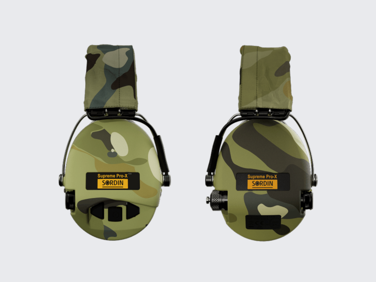 Vihreät Camo kuvioiset Sordin Supreme Pro-X LED Gel aktiiviset kuulosuojaimet Camo kuvioisella pääpannalla. Green Camo pattern Sordin Supreme Pro-X LED Gel active hearing protectors with Camo pattern headband.