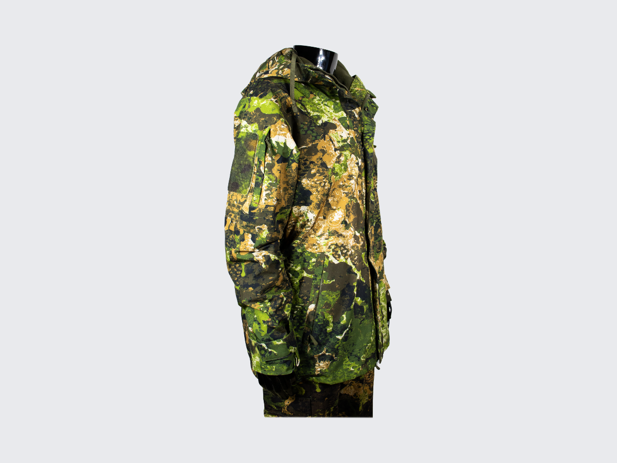 Monipuolinen kolmi kerroksinen Taktinen Takki modernilla Phantomleaf®in WASP I Z3A kuviolla, useilla erilaisilla taskuilla, hupulla ja Hook & Loop paneeleilla. Versatile three-layer Tactical Jacket with modern Phantomleaf® WASP I Z3A pattern, various pockets, hood and Hook & Loop panels.