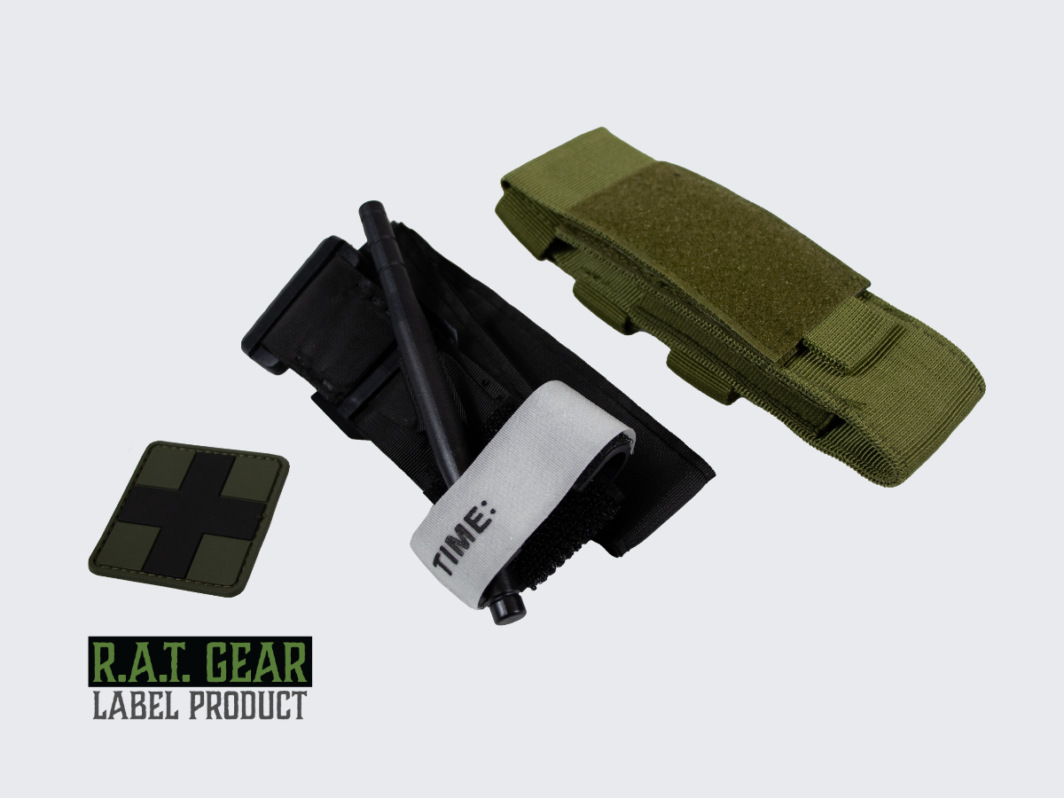 Kiristysside setti vihreällä varustetaskulla, Tourniquet kiristyssiteellä ja ensiapu merkillä. Tourniquet kit with a green tactical pouch, tourniquet, and first aid patch. Tourniquet set med grön utrustningsficka, tourniquet och första hjälpen-märke.