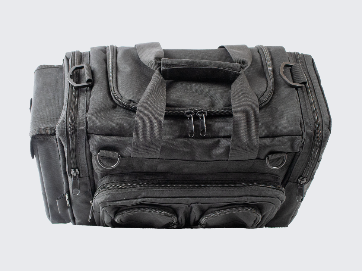 Musta kompakti varustelaukku PALS nauhoituksella MOLLE yhteensopiville varustetaskuille, usealla erillisellä suljettavalla pienemmällä sivutaskulla ja olkahihnalla. Black compact tactical bag with PALS lacing for MOLLE compatible gear pouches, multiple separate closable smaller side pockets and shoulder strap.