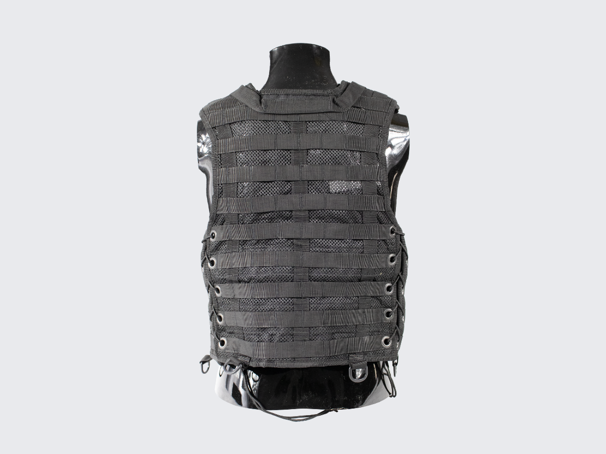 Musta varusteliivi PALS nauhoituksilla MOLLE yhteensopiville varustetaskuille ja varusteille. Black tactical vest with PALS lacing for MOLLE compatible equipment pouches and accessories.