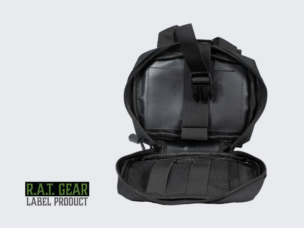 Musta RG-12 taktinen varustetasku irrotettavalla takapaneelilla ja monipuolisilla sisäpuolen kiinnitysahdollisuuksilla. Black RG-12 tactical gear pouch with removable back panel and versatile interior attachment options.