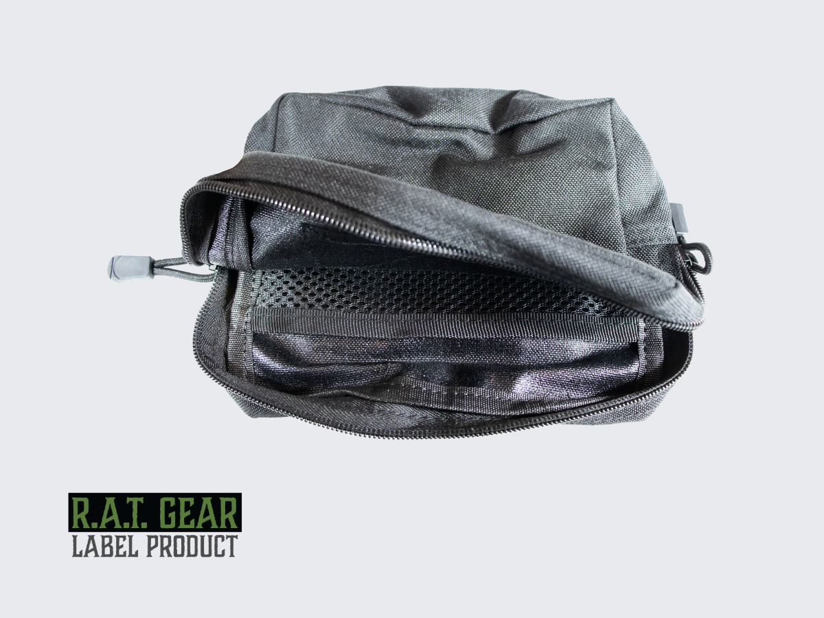 Musta varustetasku RG-14. Kiinnitys helposti ja nopeasti PALS-nauhoitukseen kahdella MOLLE-hihnalla. Black tactical pouch RG-14. Easy and quick attachment to PALS strapping with two MOLLE straps.