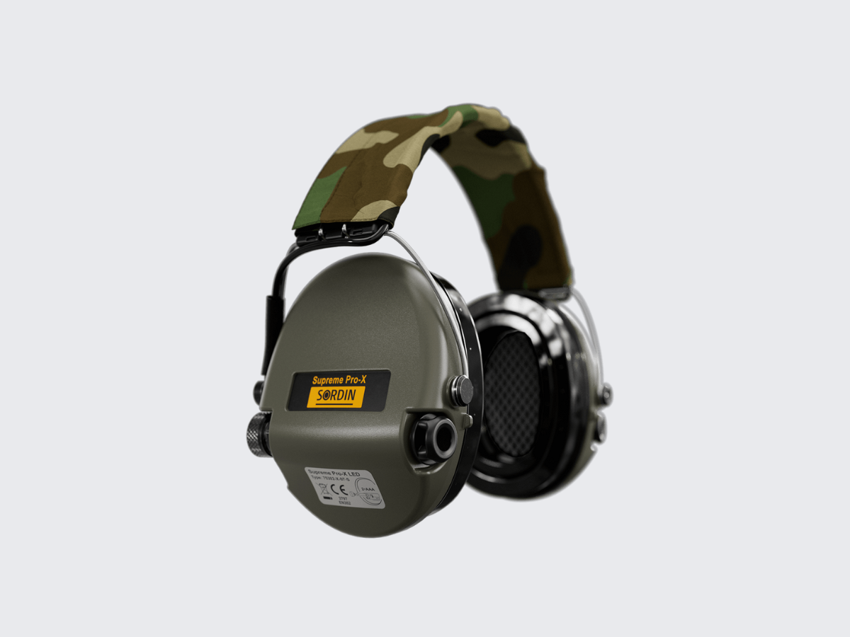 Vihreät Sordin Supreme Pro-X LED Gel aktiiviset kuulosuojaimet Camo kuvioisella pääpannalla. Green Sordin Supreme Pro-X LED Gel active hearing protectors with Camo pattern headband.