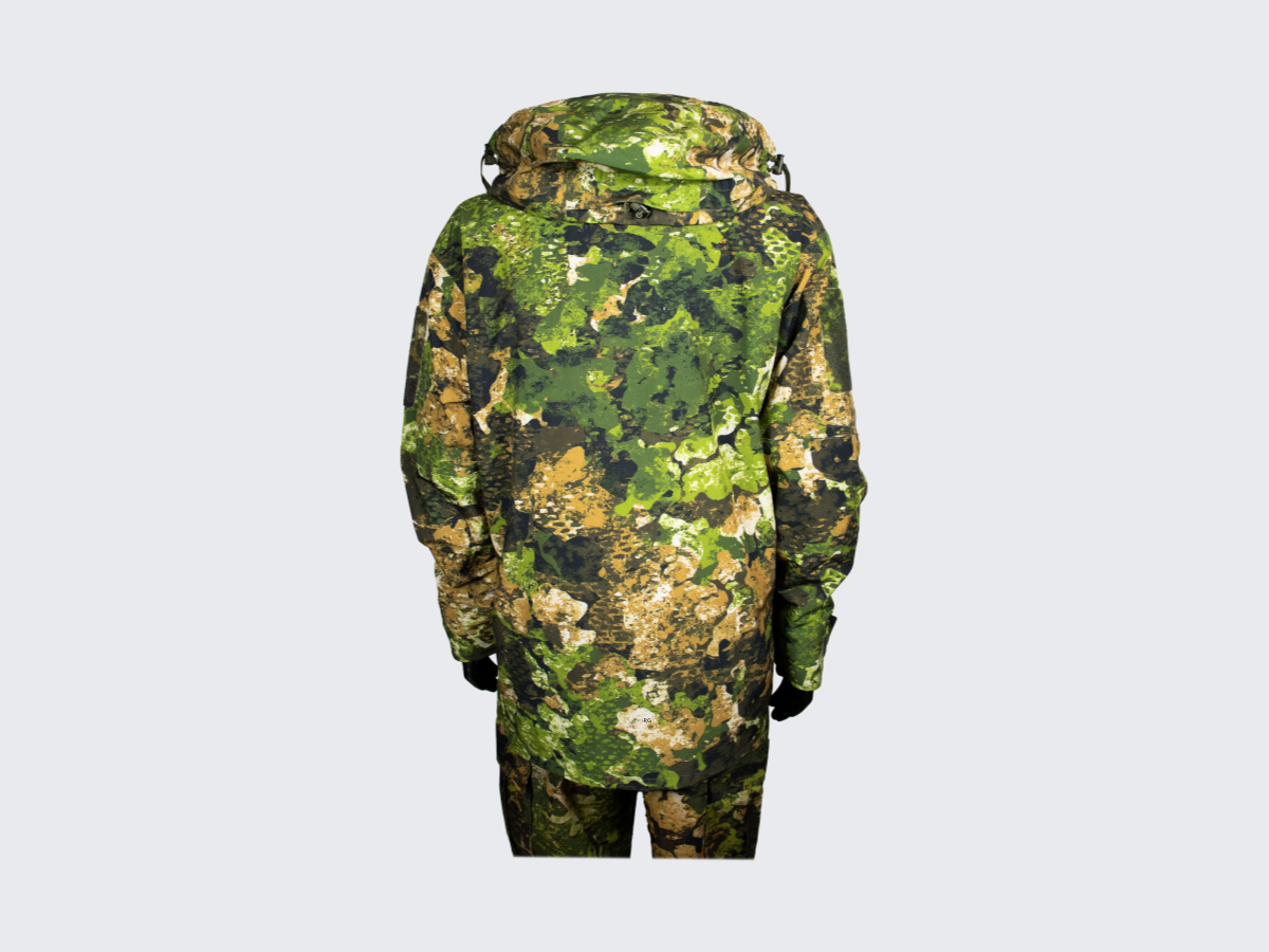 Monipuolinen kolmi kerroksinen Taktinen Takki modernilla Phantomleaf®in WASP I Z3A kuviolla, useilla erilaisilla taskuilla, hupulla ja Hook & Loop paneeleilla. Versatile three-layer Tactical Jacket with modern Phantomleaf® WASP I Z3A pattern, various pockets, hood and Hook & Loop panels.