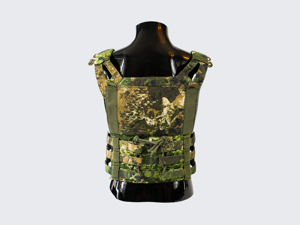 Jämäkkä ja kestävä Plate Carrier modernilla Phantomleaf®in WASP I Z3A kuviolla. Sturdy and Durable Plate Carrier with modern Phantomleaf® WASP I Z3A pattern.