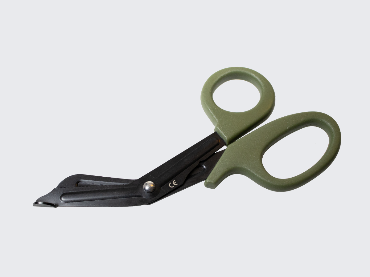 Ensiaputilanteisiin suunnitellut 18,5 cm sakset sahalaitaterällä ja pyöristetyllä kärjellä. 18.5 cm long scissors with serrated blade and rounded tip designed for first aid situations.