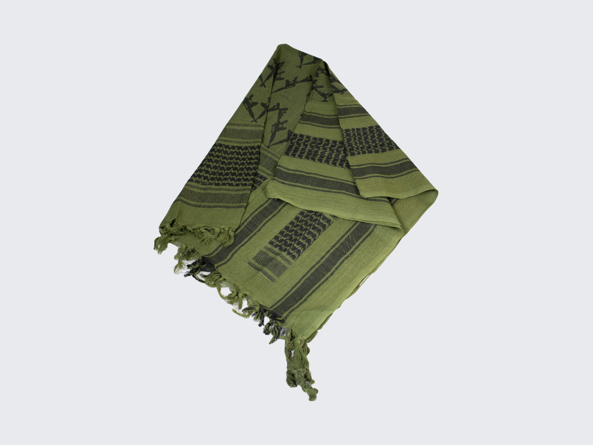 Vihreä MIL-TEC®in Shemagh huivi kiväärikuvioilla. Green MIL-TEC® Shemagh scarf with rifle patterns.